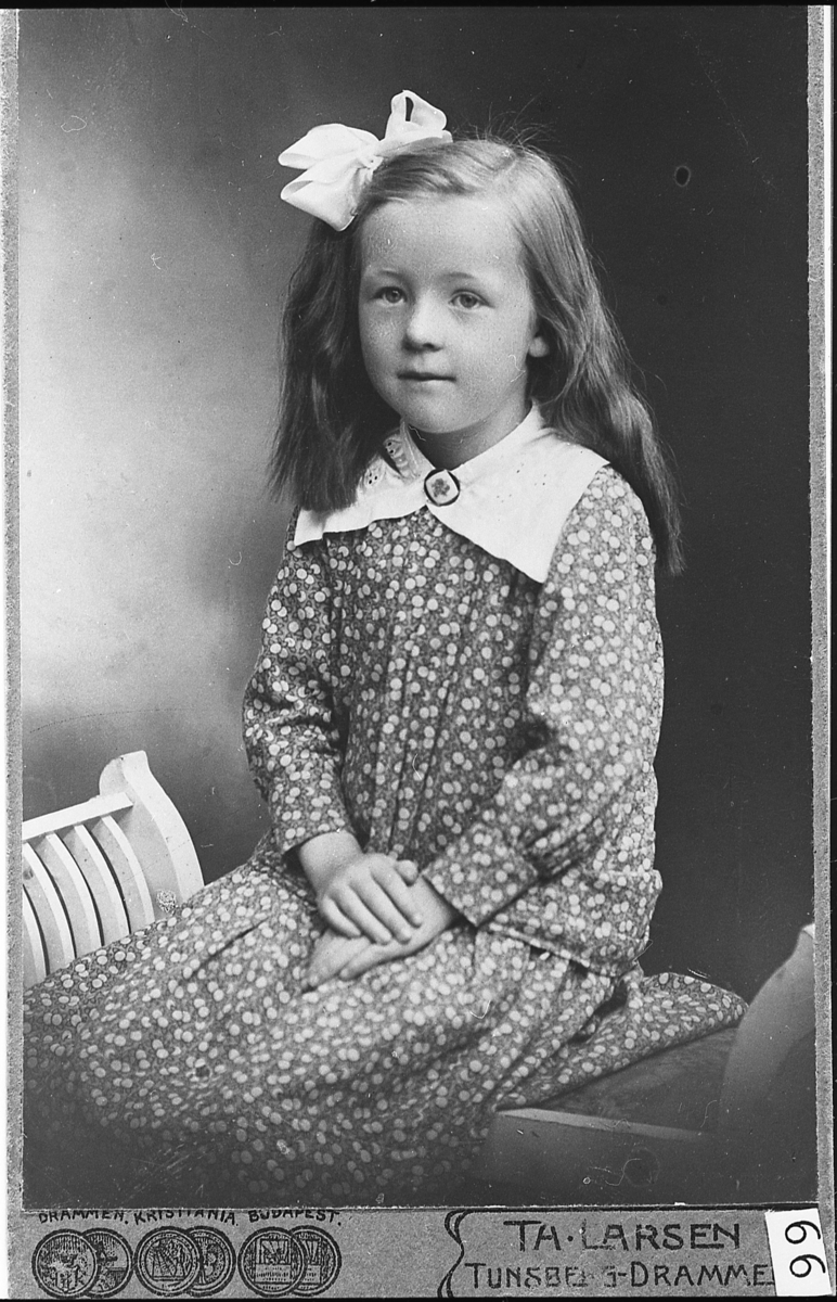 Anna K. Albjerk, 6 år gammel. Ca. 1917.