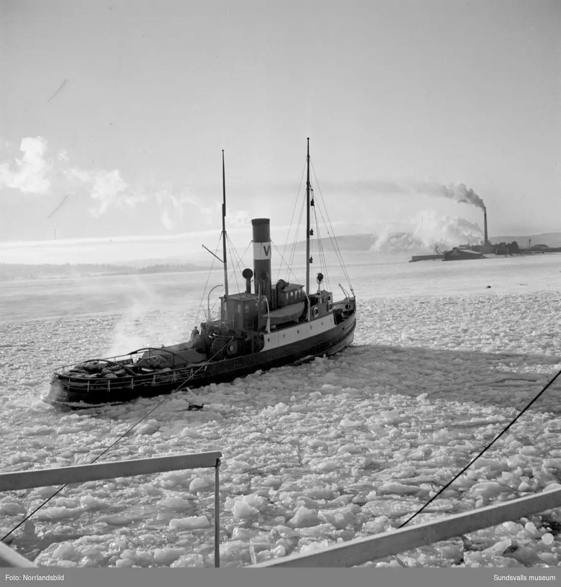 En grupp bilder med lotsarna och lotsbåten Pehr Hellzen i Vivstavarv och Fagervik.