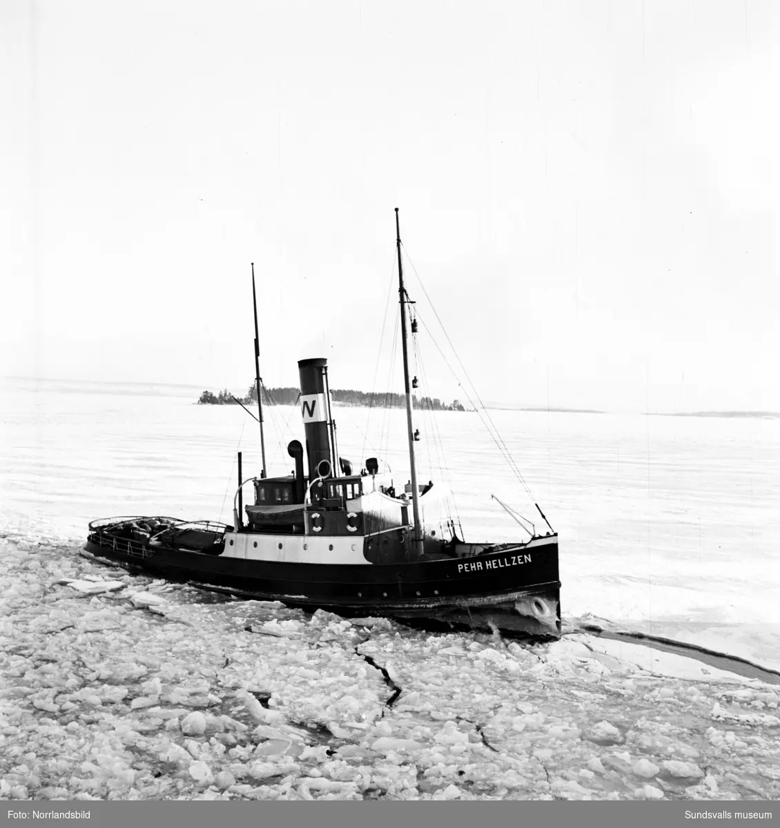 En grupp bilder med lotsarna och lotsbåten Pehr Hellzen i Vivstavarv och Fagervik.