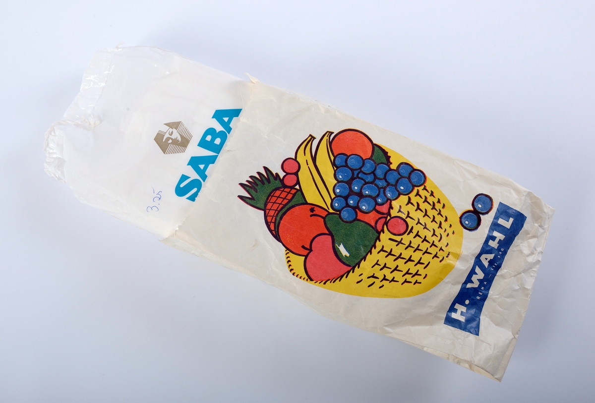 En åpnet pakke bind av merket Saba. En uåpnet pakke bind av merket Saba. En papirpose for å legge bindpakker i i butikken. En bindholder. En bindholder med et festet bind.