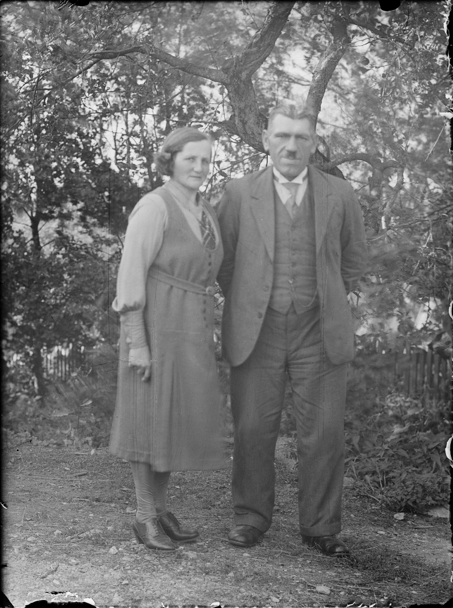 Man och kvinna i trädgård, Alunda, Uppland