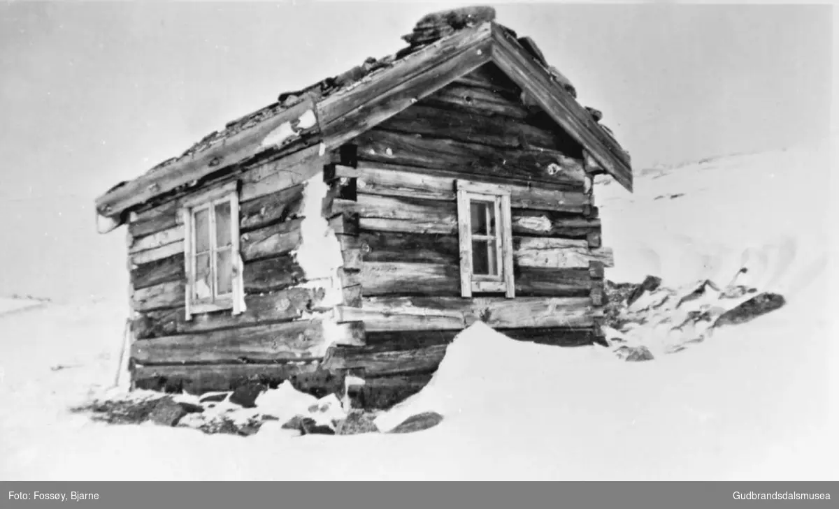 Den gamle hytta i Herrahøe, Asbjørnsdalen, vinter, fjellandskap.