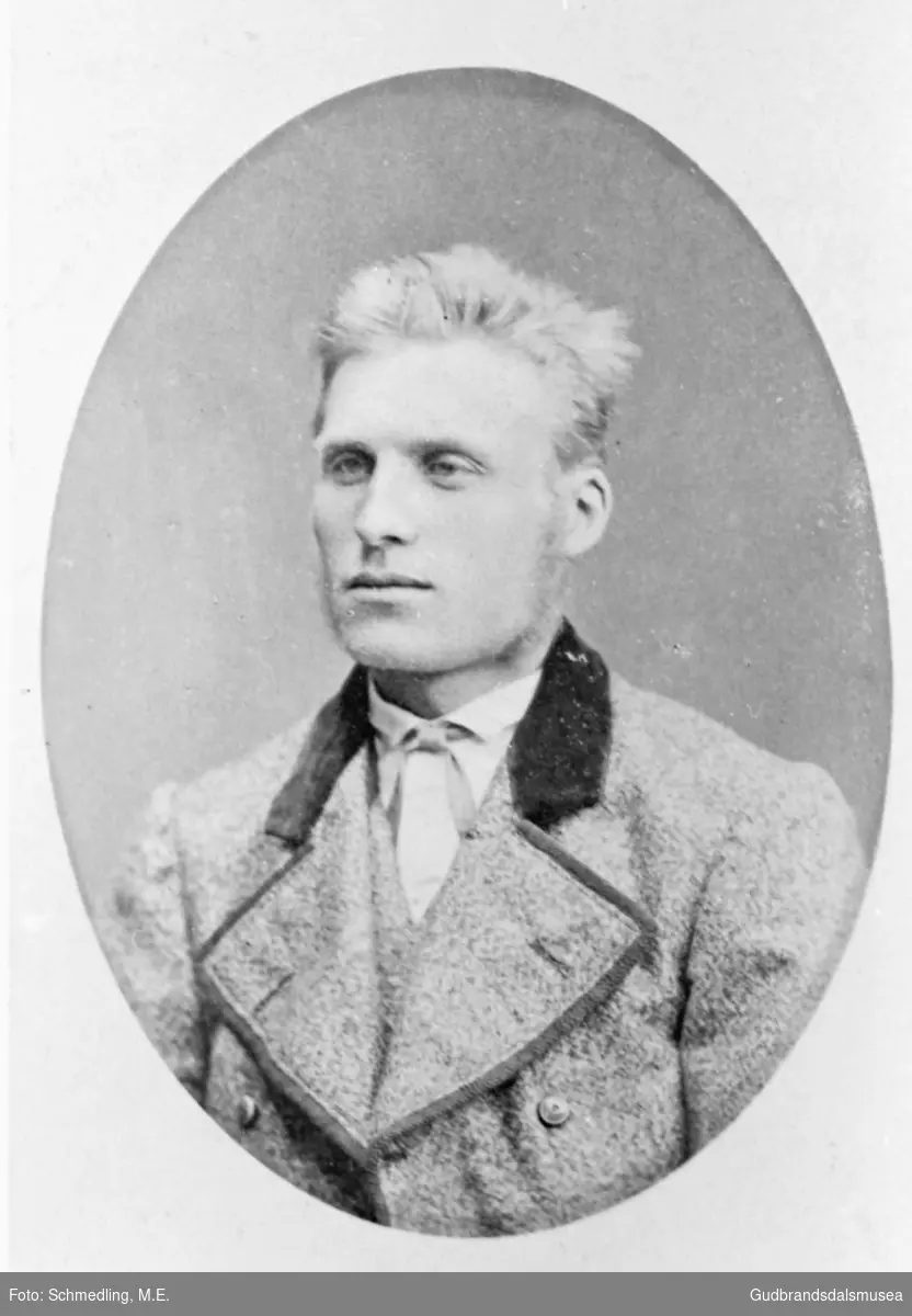 Portrettbilde, mann, atelierfotografi av Albert Nystuen.
