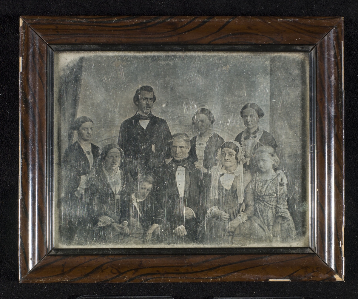 Daguerreotypi av familiegruppe.
