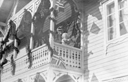 Fra kroningsreisa i Mølme, i 1906. Motiv av en kvinne på bal