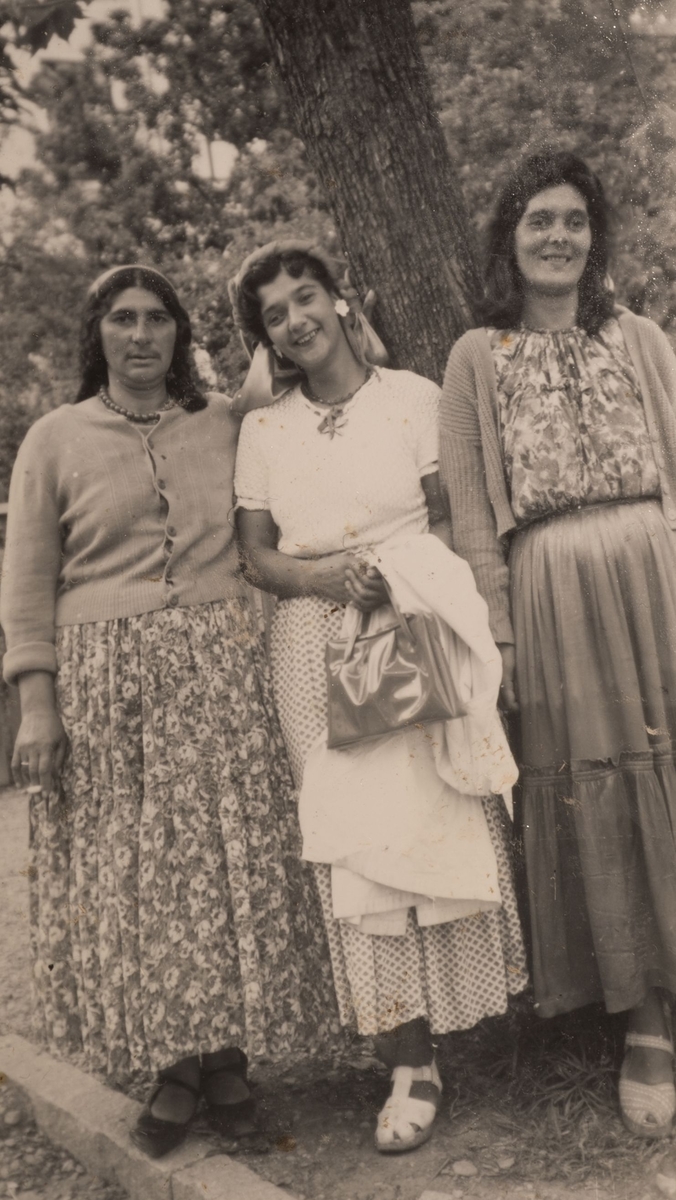 Övre bilden föreställer en romsk kvinna och man vid sin bil. Bakom bilen står ett barn. Fotografiet är taget vid apoteket i Storvik 1950. Undre bilden föreställer tre romska kvinnor på Storgatan i Storvik.