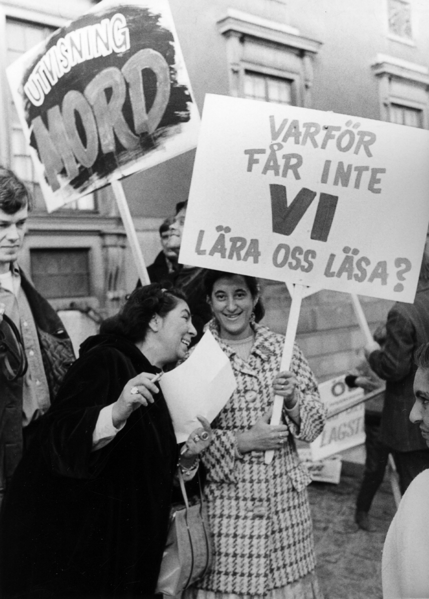 Demonstration till förmån för 47 utvisade romer i september 1969. Demonstranterna kräver rätt till undervisning och att lära sig läsa. Under 1960-talet lyftes romernas situation upp i ett nytt offentligt ljus och blev en politisk fråga.