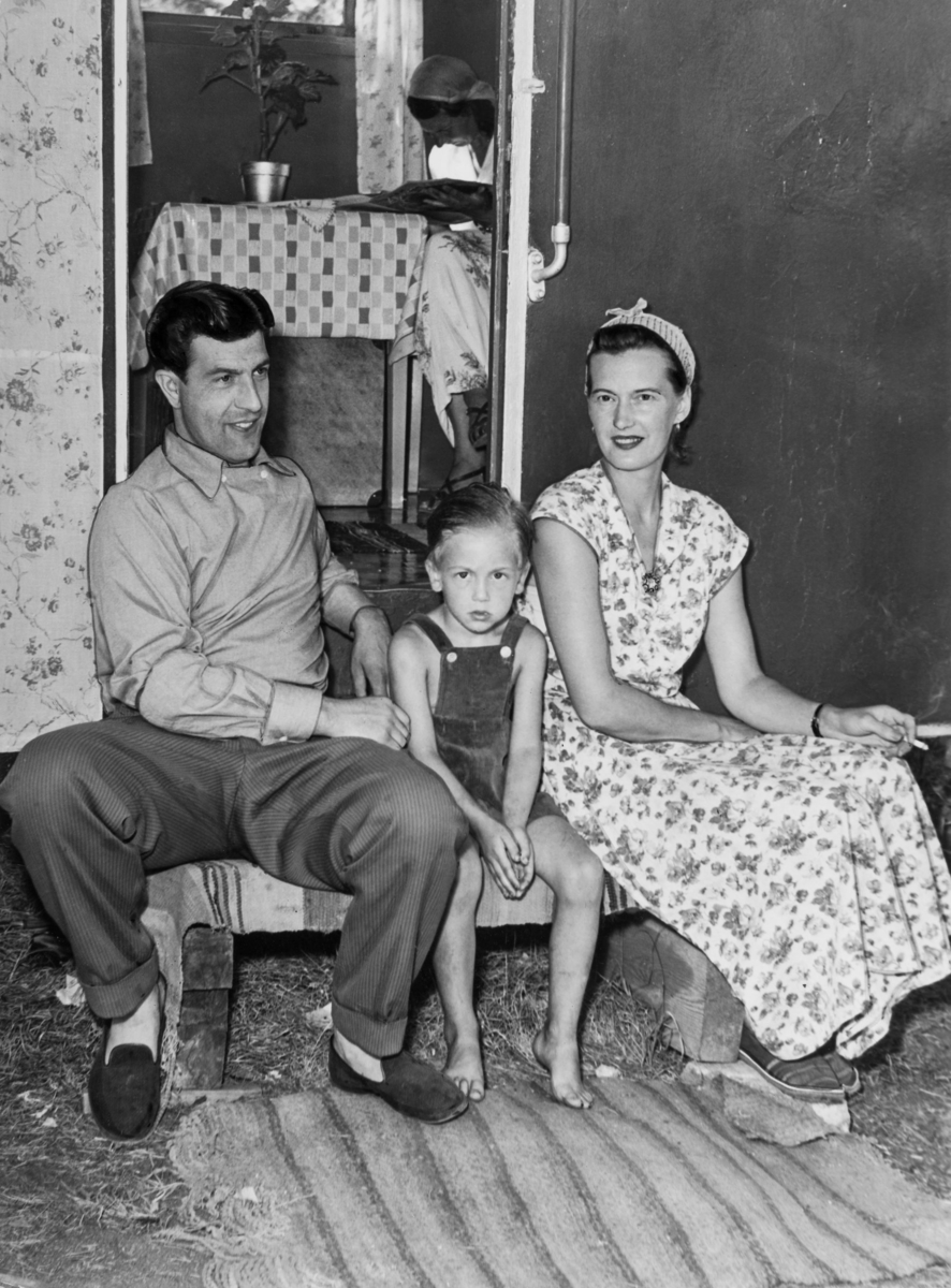 Att romer och icke-romer ingått äktenskap är historiskt inget ovanligt. Här syns ett äkta par där kvinnan är icke-rom och mannen är rom. De sitter vid en dörröppning med ett barn mellan sig.