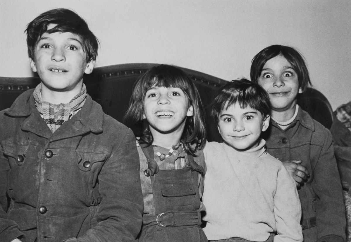Några romska barn spexar för fotografen år 1955.