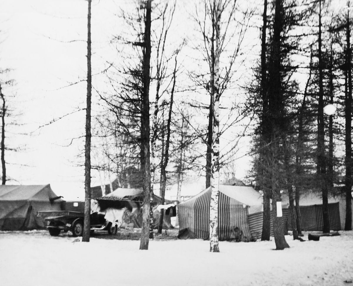 Bilden föreställer en romsk lägerplats i Köping år 1936.