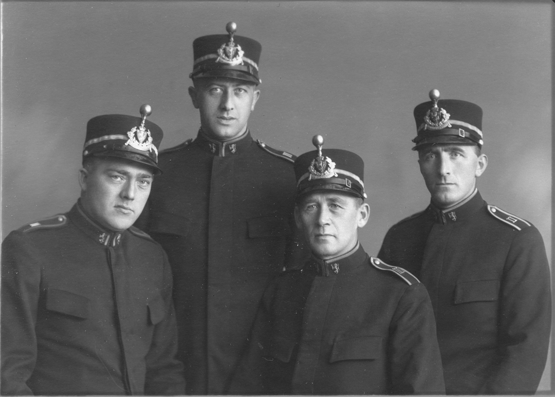 Fire uniformerte polititjenestemenn.
