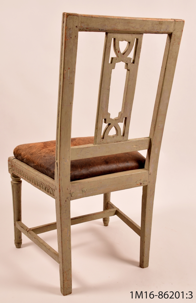 Gustavianska stol med svarvade framben med hörnfleuron och kanelyrer, raka bakben sarg och rygg med så kallad nagelskärning. Genombruten rygg med horisontel bricka så kallad Gunnebobricka, stoppad lös sits, klädd med oxhud.