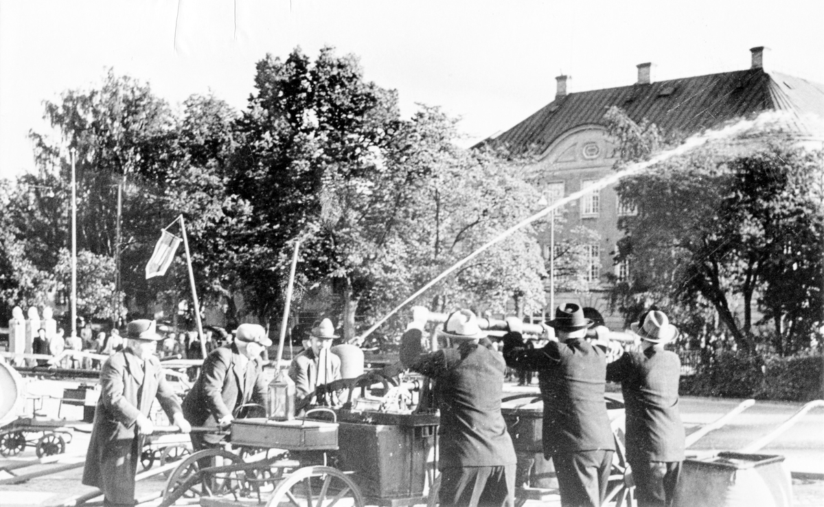 Brandkårens 50-årsjubileum 1950. Uppvisning med äldre brandsläckningsmateriel på Stora torget.