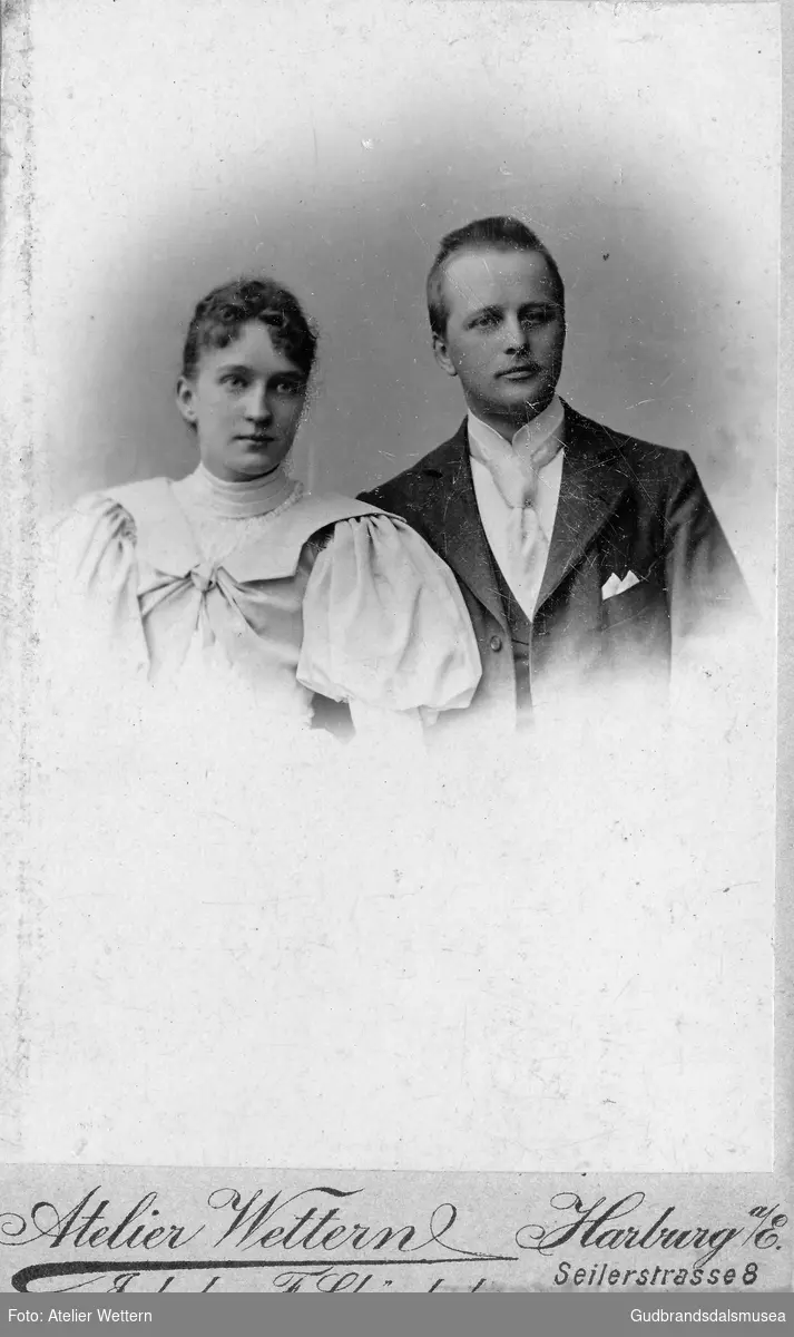 Brudeparet Helene Johnsen (f. 1878) og Gudmund Olai Johnsen (1871-1949 - son til Ola Johnsen Kjeken)
