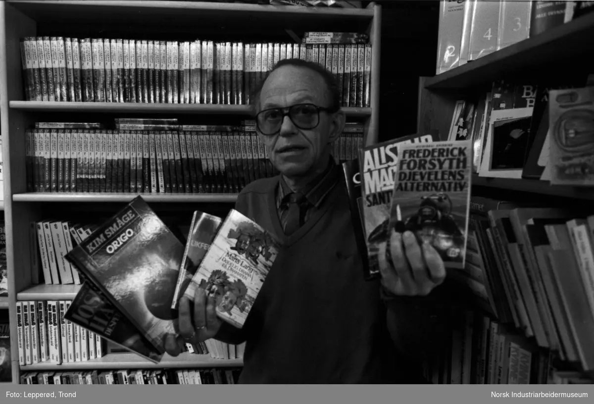 Bokforhandler Jan Køhn viser frem noen av bøkene som selger mest i påsken.