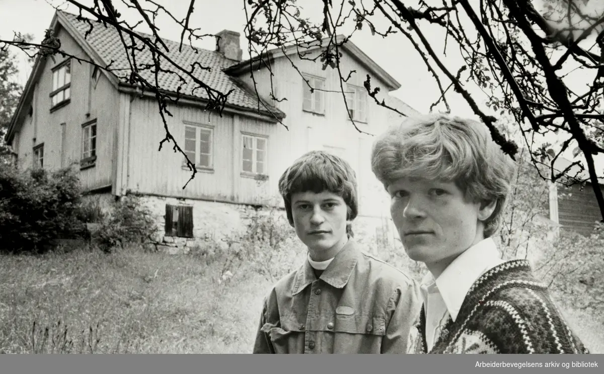 Romsås gård. Erik Hansen (t.v.) og Knut Pedersen ønsker å bevare gården. Juni 1981