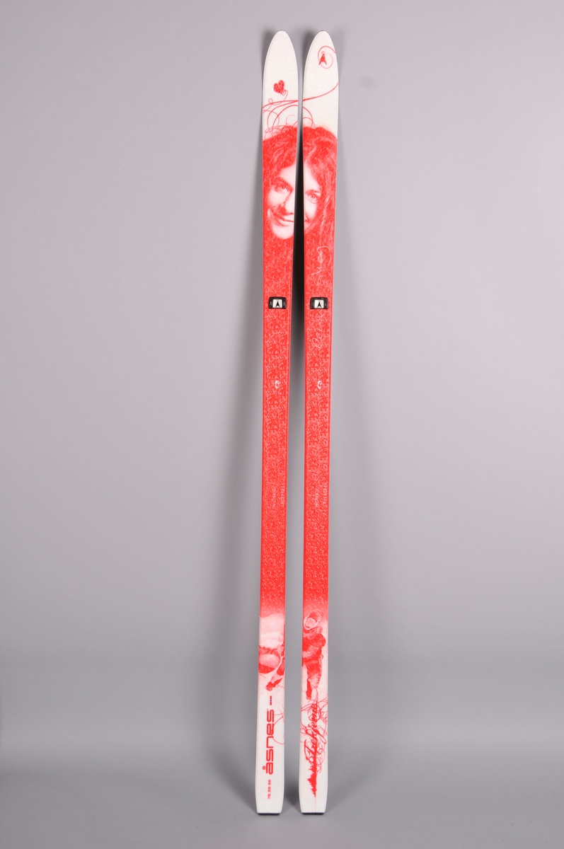 Ski med motiv av Cecilie Skog i to fargar der skia må ligge inntil kvarandre for å få heile motivet. Signaturen hennar pregar det høgre skiet. Såle med stålkantar.