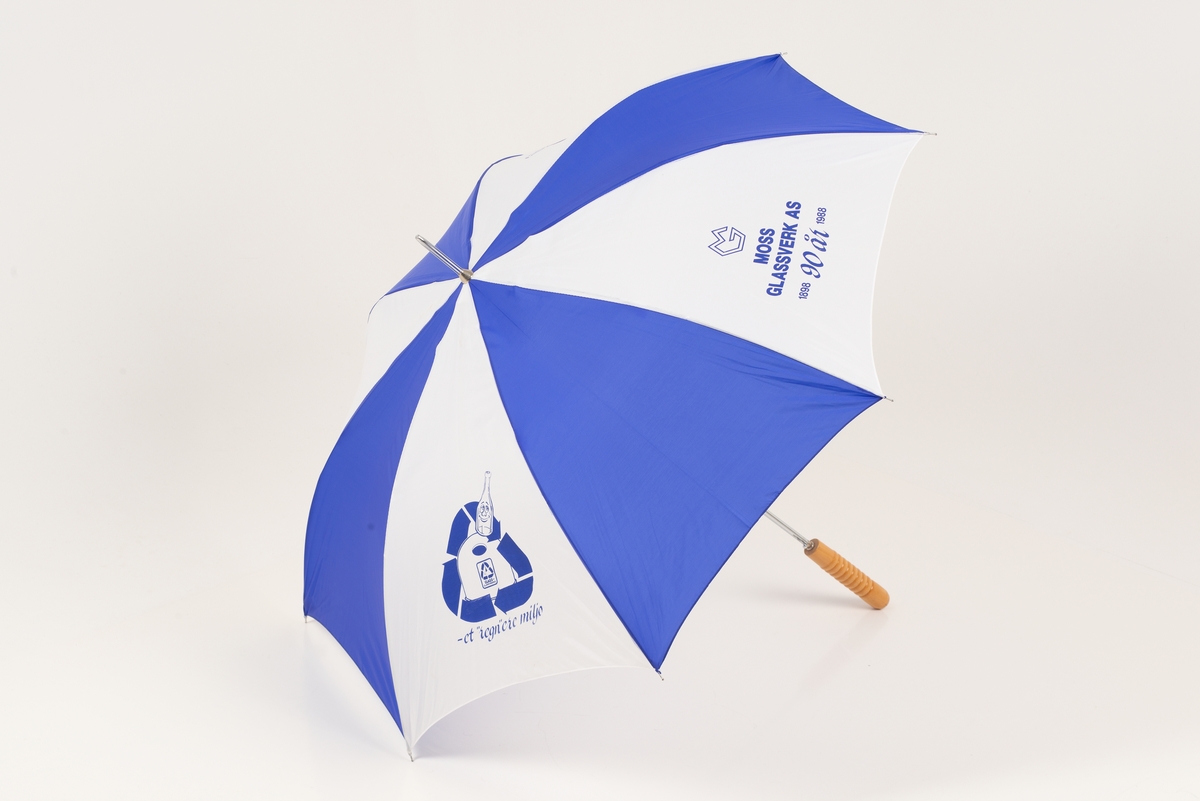 Paraply med blå og hvite felt og håndtak av tre.