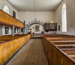 Altertavlen og prekestolen i Veøy gamle kirke.