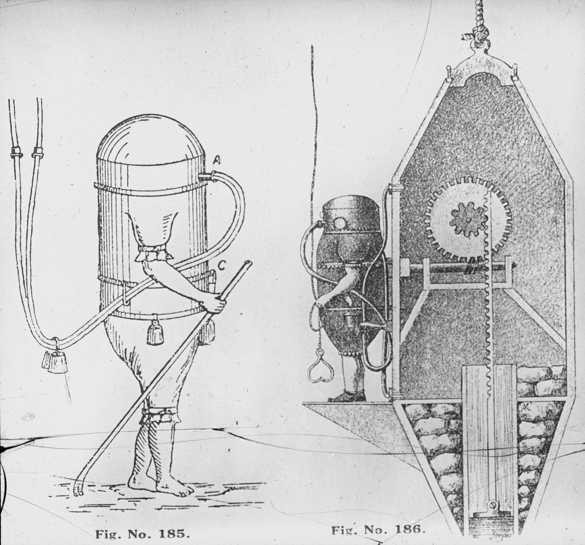 Avfotografert trykk som viser tegning av dykker og dykkerklokke, ant. 1700-1800-tallet.