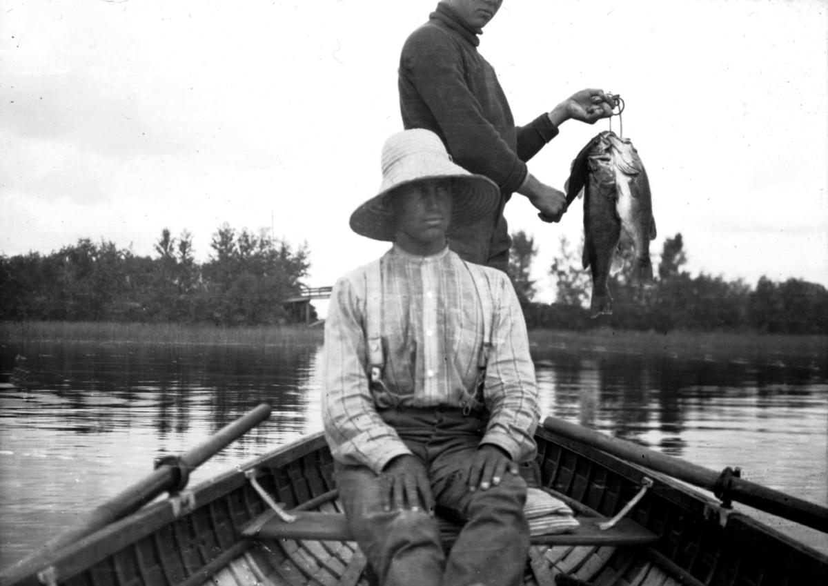 Fiskere med fangst på Maple Lake, Minnesota.