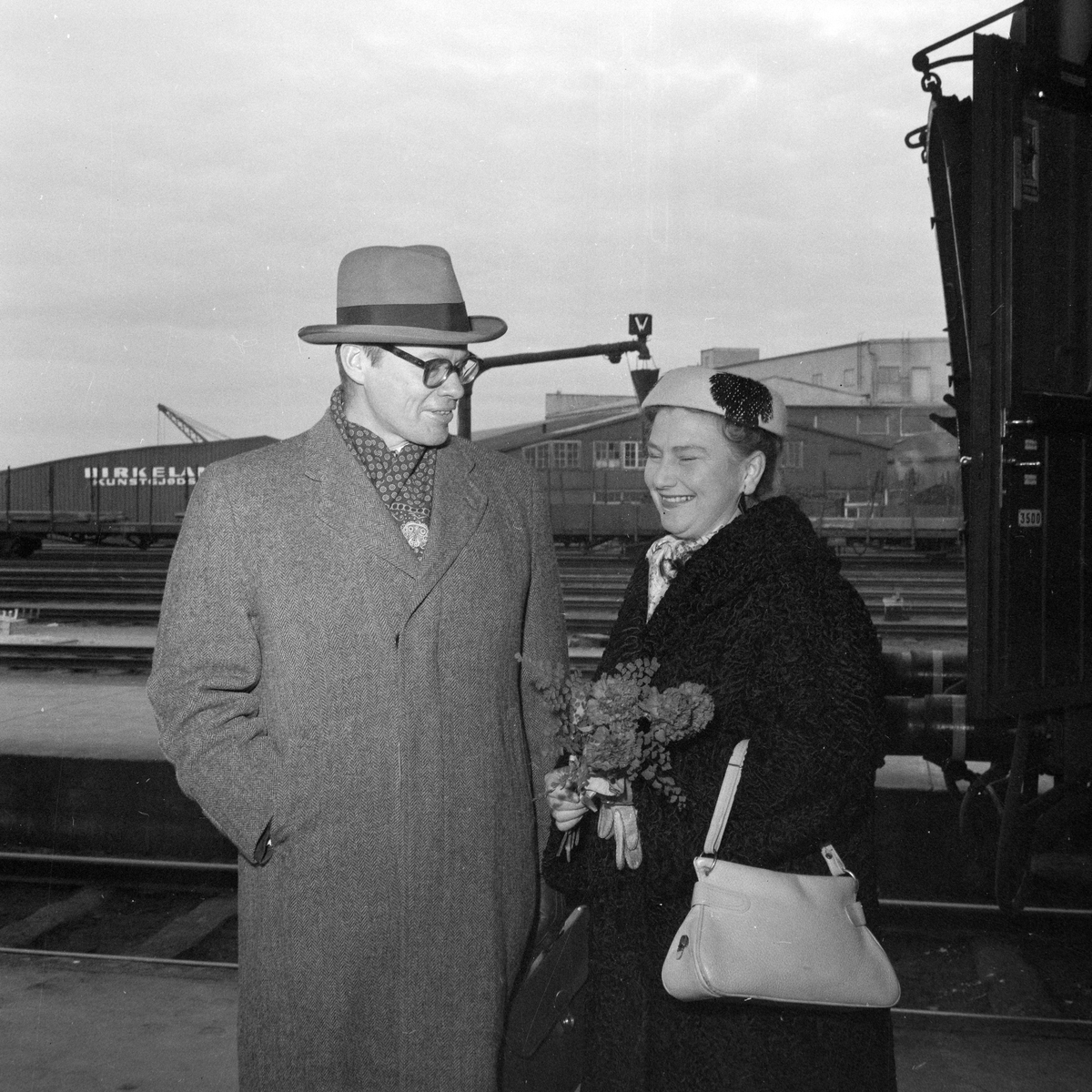 Aase Nordmo Løvberg og borgarråd Gösta Agrenius på jernbanestasjonen