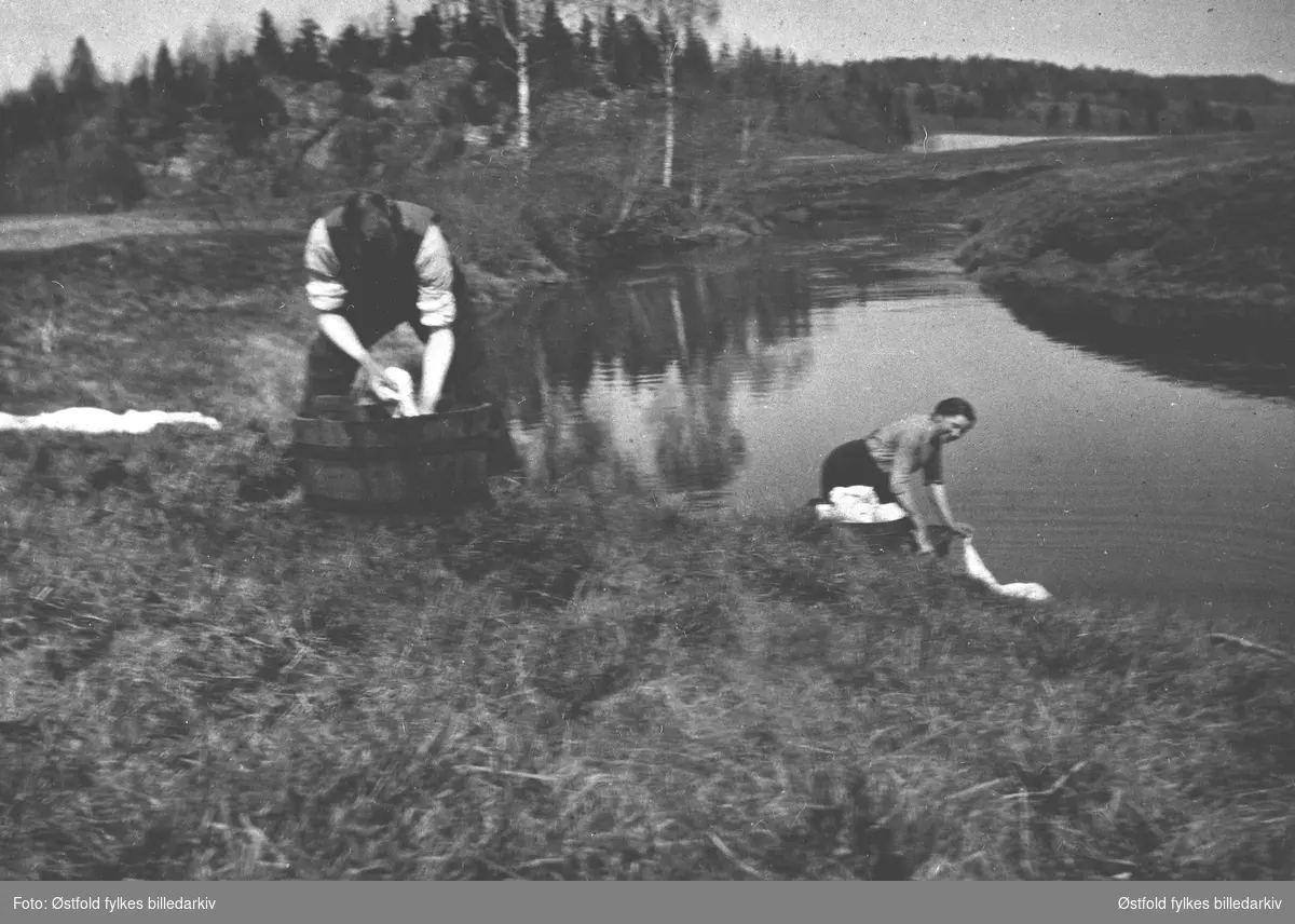 Klesvask ved Hobølelva før 1920. Personene ukjente.