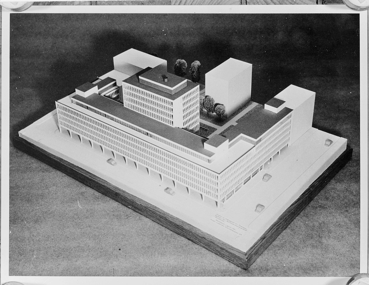 Modell av nybyggnad för Postbanken, Drottninggatan 89, Stockholm. I kvarteret Barnhusväderkvarnen, utförd 1 april 1961, av Folke Löfströms arkitektkontor AB, Stockholm.