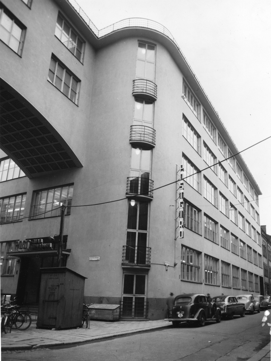 T.v. fasaden åt Klara Norra Kyrkogata och t.h. åt Mäster
Samuelsgatan (i nr 58).