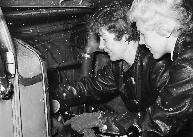 Postexpeditör Elly Johansson, t.v., och kanslibiträdet Inger
Brusewitz söker ett fel i motorn.