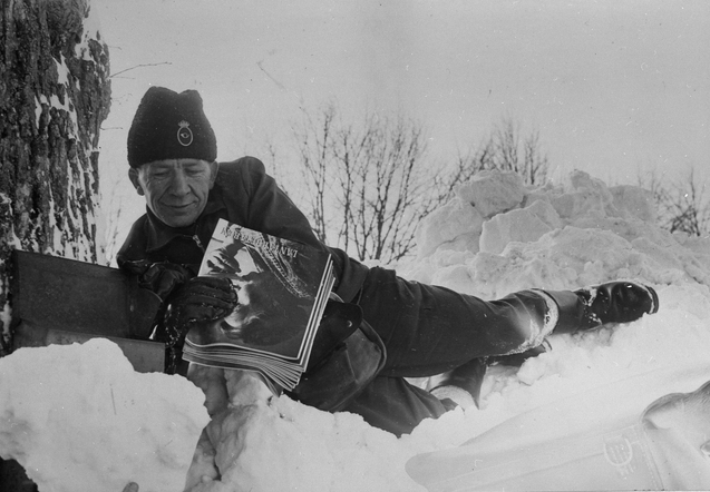 Lantbrevbärare Eric Andersson, Dalby, Skåne, får krypa fram till
postlådorna den snörika vintern 1963.