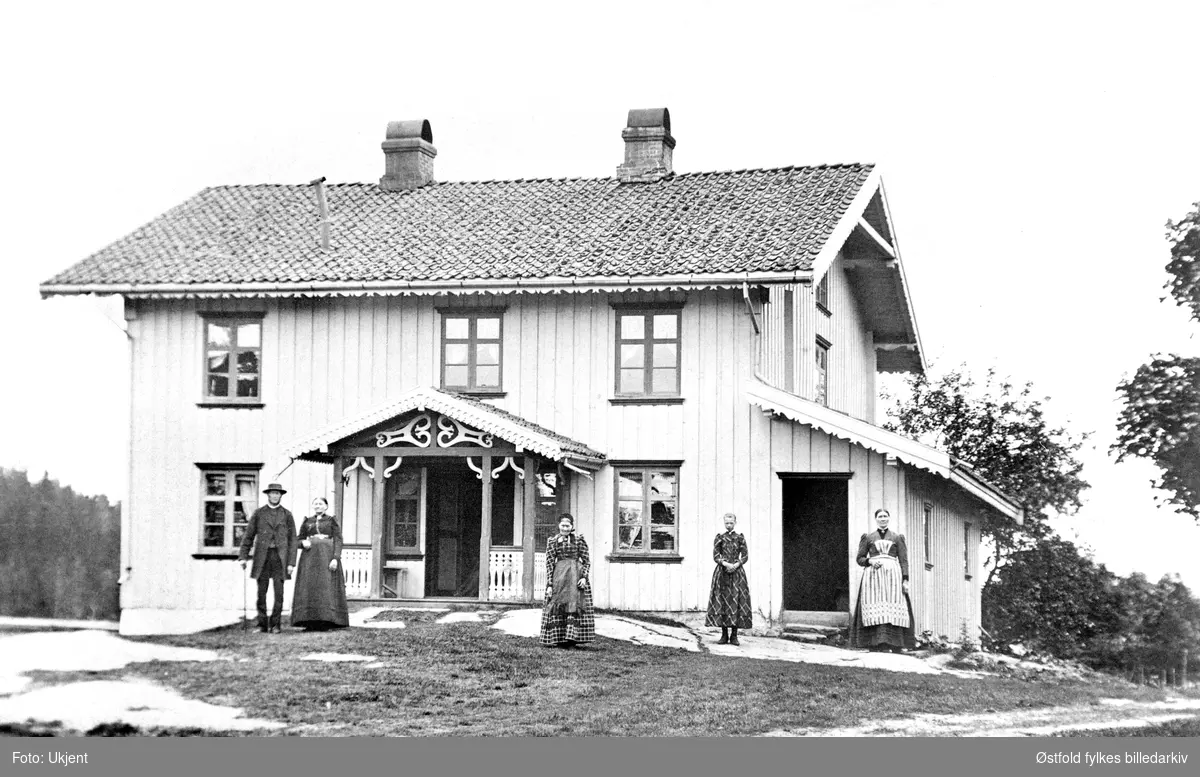 Amundrud i Spydeberg, våningshuset, ca. 1890. Personene er ukjente.