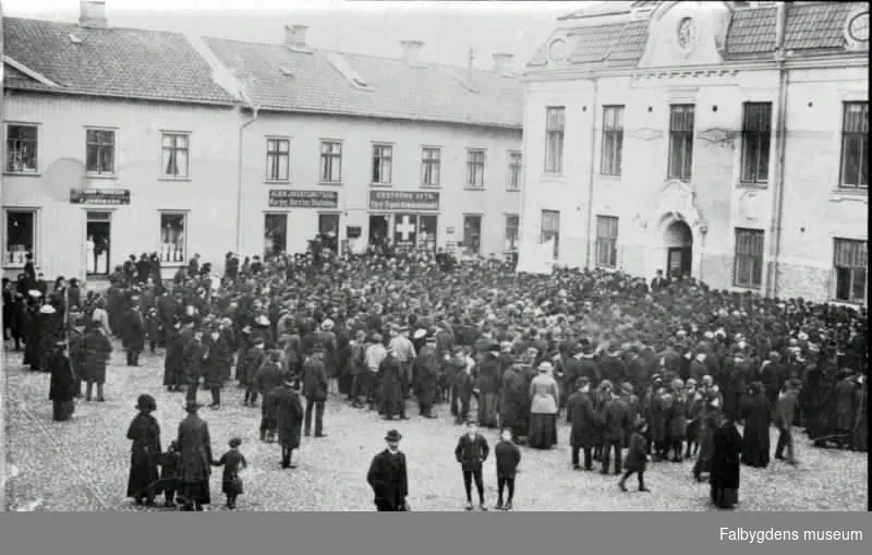 Demonstration utanför Rådhuset (för bröd? 1917?)