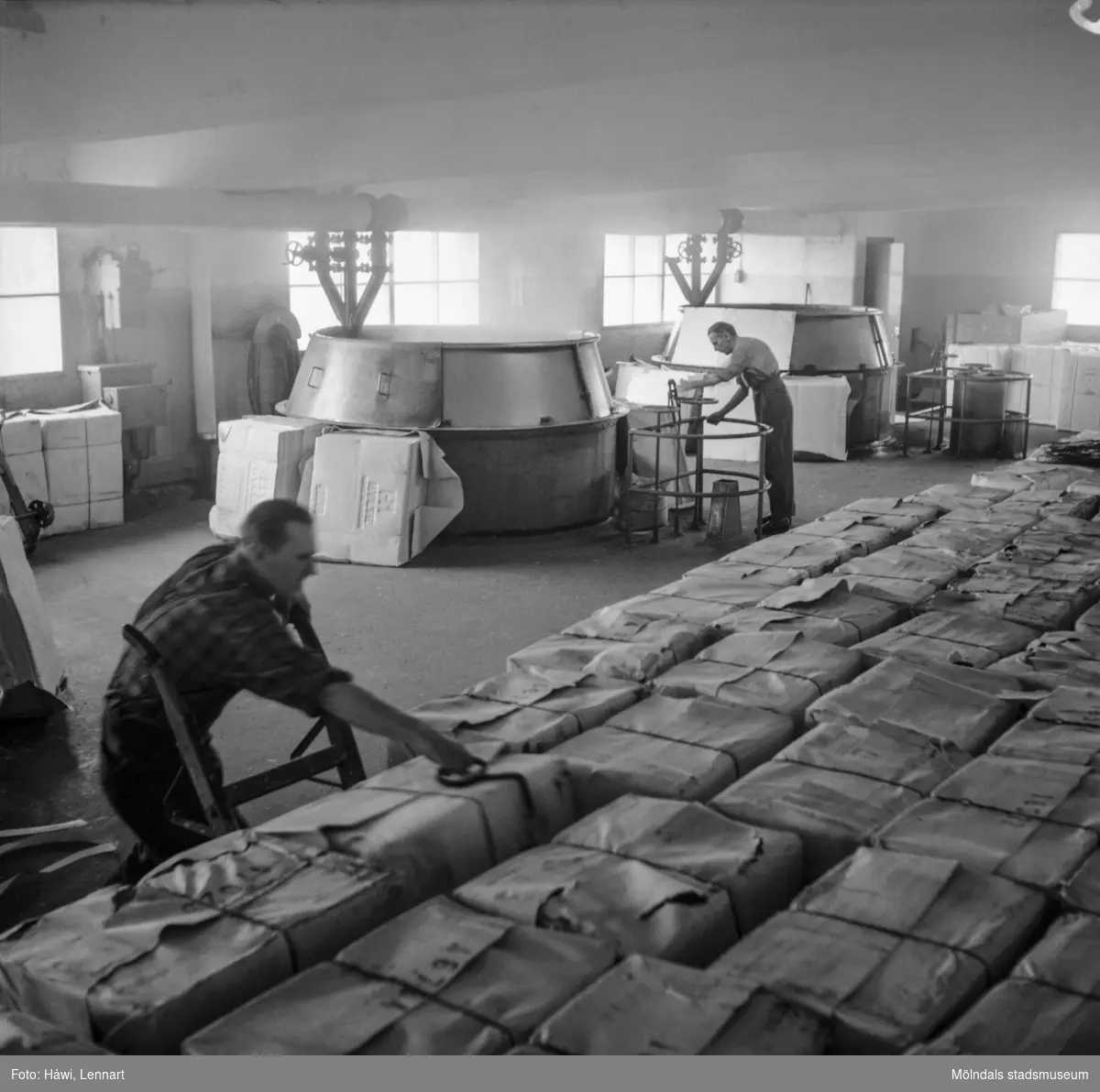 Män i arbete vid hydropulper på pappersbruket Papyrus i Mölndal, 6/5 1955.