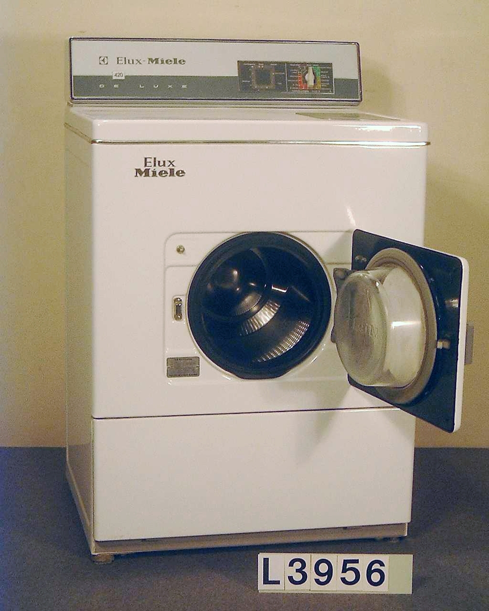 Frontmatad helautomatisk tvättmakin för fyra kg tvätt. Enknappsmanövrerad. Instrumentpanelen sitter ovanpå maskinen. Gummislangarna och gummifötterna är torra.