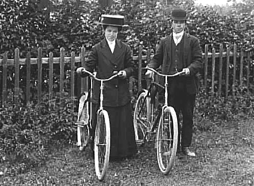Man och kvinna med cyklar