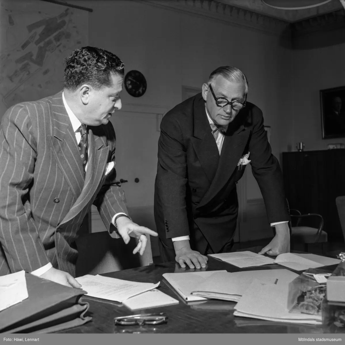 Kamrer Einar Harald och bankdirektör Marcus Wallenberg på pappersbruket Papyrus i Mölndal, 15/6 1955.