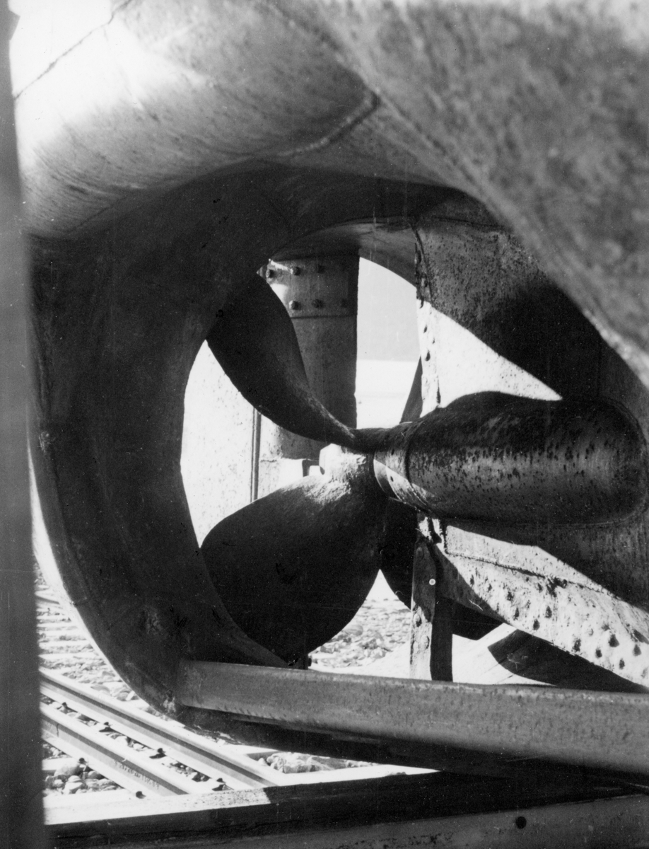 Propellen på D/S Opsund, en slepebåt Glomma fellesfløtingsforening brukte i den nedre delen av Glommavassdraget.  Fotografiet er tatt fra styrbord side mot den daværende propelldysa.  Et drøyt halvår etter at dette fotografiet ble tatt ble slepebåten Opsund ombygd.  Den opprinnelige dampmaskinen ble tatt ut og erstattet av en 150 hestekrefters dieselmotor, samtidig som propellen ble innebygd i ei kortdyse, som skulle øke effekten (jfr. SJF. 1990-04002)
