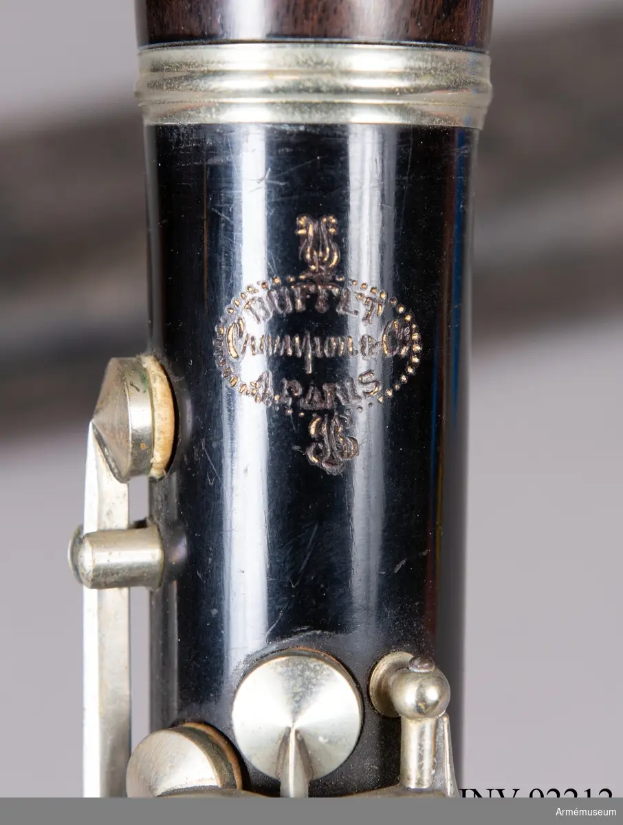 Ess-klarinett med tillhörande fodral.

Ess-klarinetten är stämd en kvart över B-klarinetten. Den är av mindre format och har utformats för att ge en mer gäll ton. Därför används de i större orkestrar för sin speciella effekt, liksom i militärorkestrar.