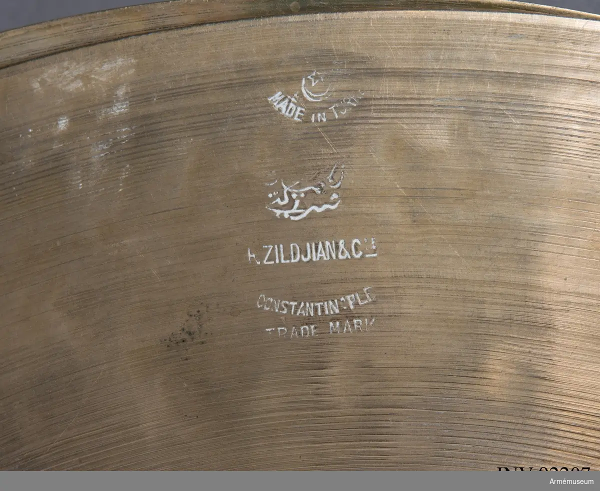 Ovansidan av symbalen tillverkad av A. Zildjian Co, Constantinople TM, Turkiet
Undersidan av symbalen tillverkad av Avedis Zildjian Co, USA.
Kombinationspedalen tillverkad av Flemming Perfekta.