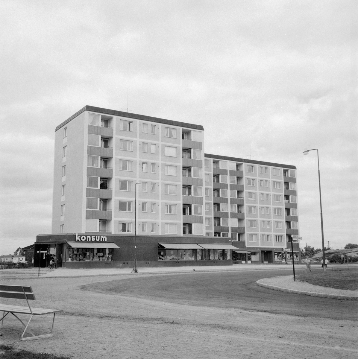 Punkthusen Vrinnegatan 18 och 16 i Norrköping är tydliga exempel på 1950-talets folkhemsbygge med samhällsservice in på knutarna.
