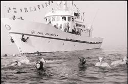 Redningsskøyta "Paul Johansen", med dykkere og folk i rednin
