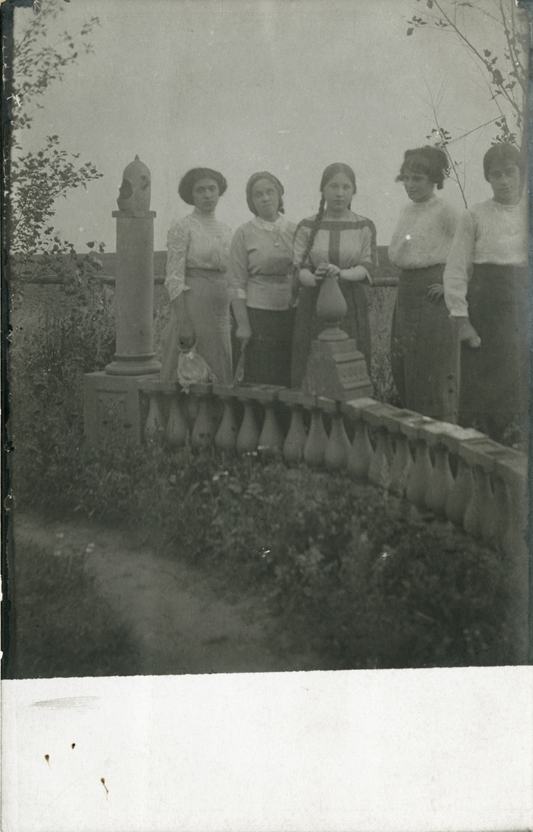 Fra venstre: Florentine Rostin, ukjent, ukjent, Victoria og Serafima Rostin. Fotografert i et slags hageanlegg.