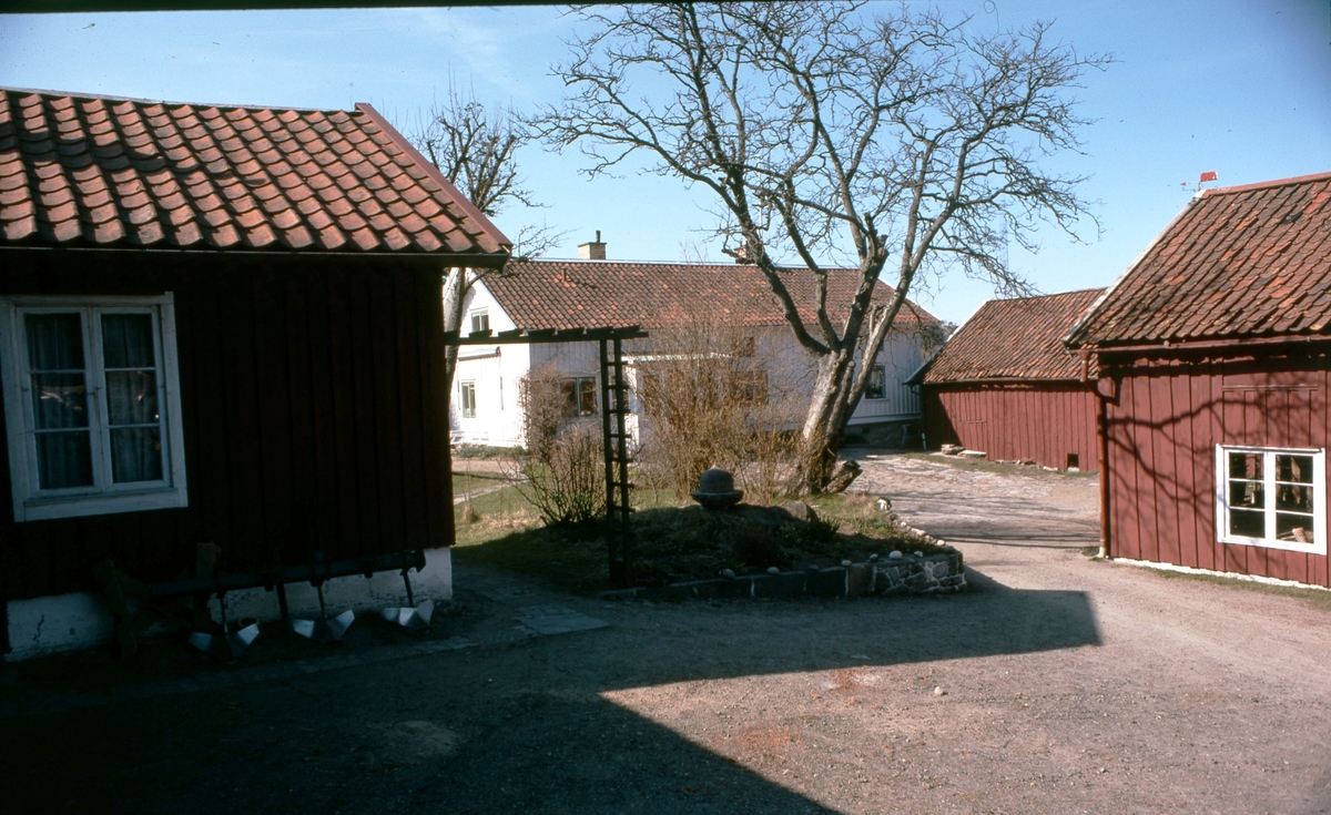 Boningshuset Heljered Mellangård 1:2 "Storebörjes" med tillhörande gårdsplan och brygghus till vänster år 1978. En kringbyggd gård med stensättning uppförd cirka 1860.