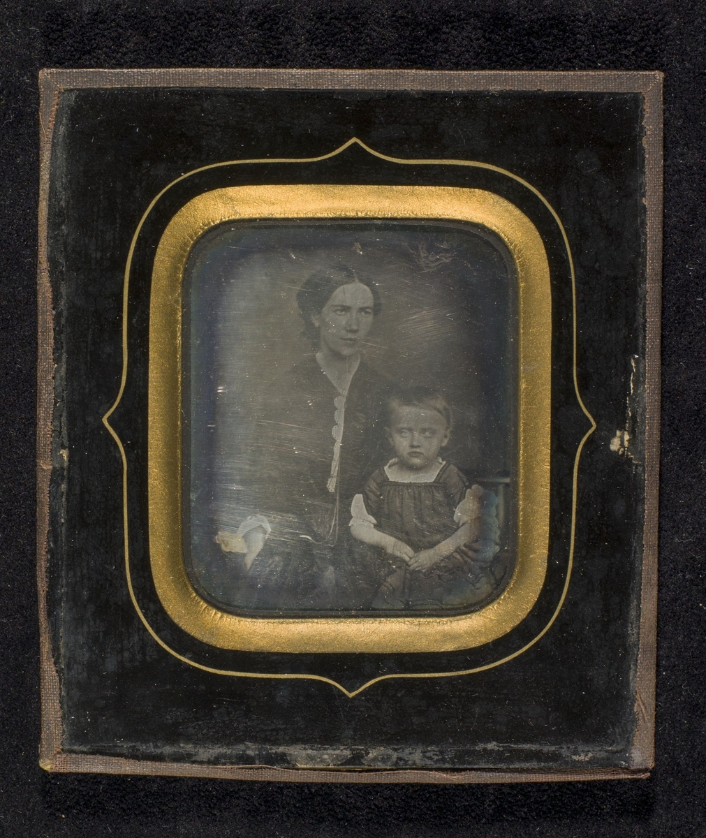 Daguerreotypi av mor og barn.