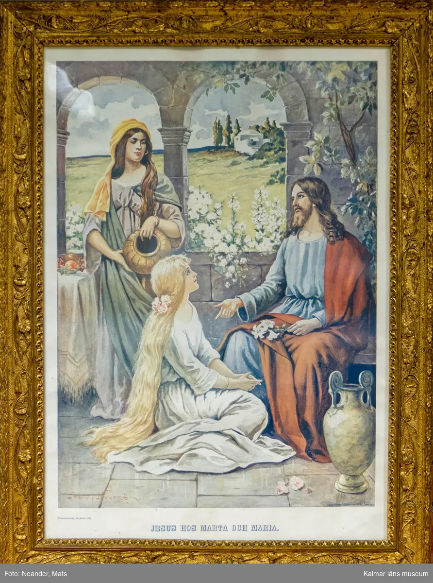 Scen med Jesus hos Marta och Maria i ett rum med valvbågade öppningar, i bakgrunden ett öppet landskap med några träd och en vit byggnad. I rummet blommor och en amfora.