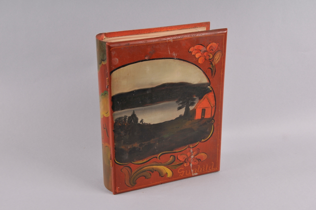 Skrin, forma som ei bok, dekorera utvendig med rosemåling og landskapsmotiv. Navn og årstal.