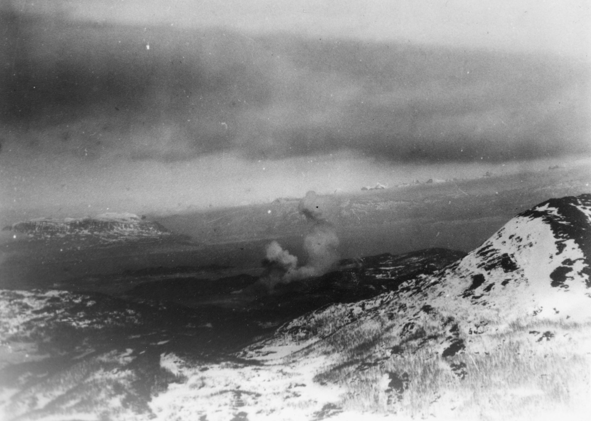 Bombingen av "Black Watch" i Kilbotn, fotografert fra et av flyene som deltok i angrepet.