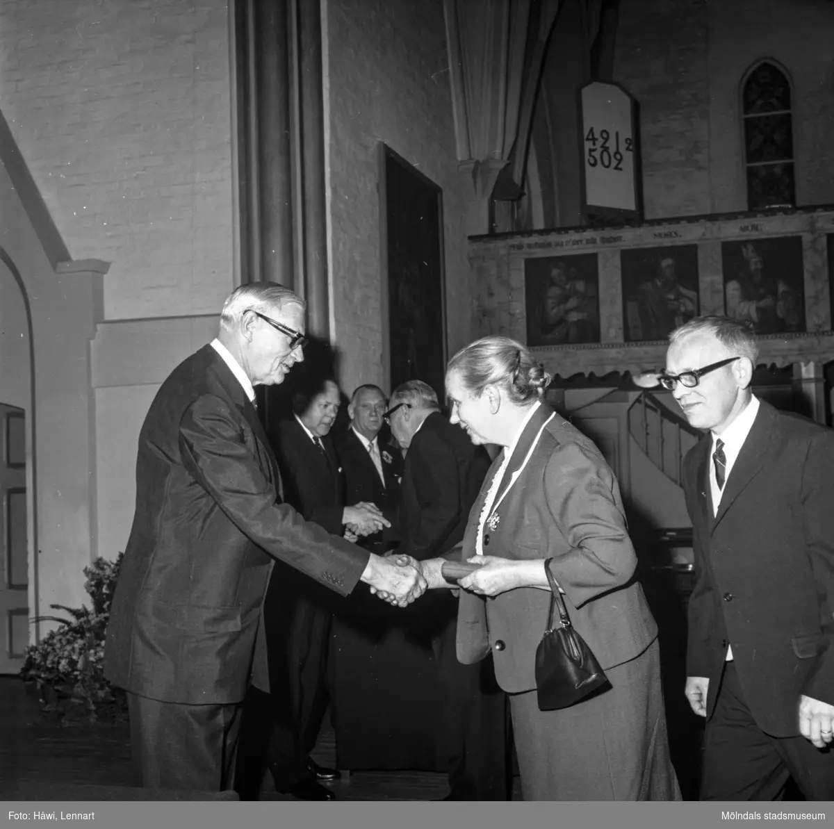 Utdelning av pappersbruket Papyrus minnesgåva 1965. Mölndals kyrka, 9/11 1965.