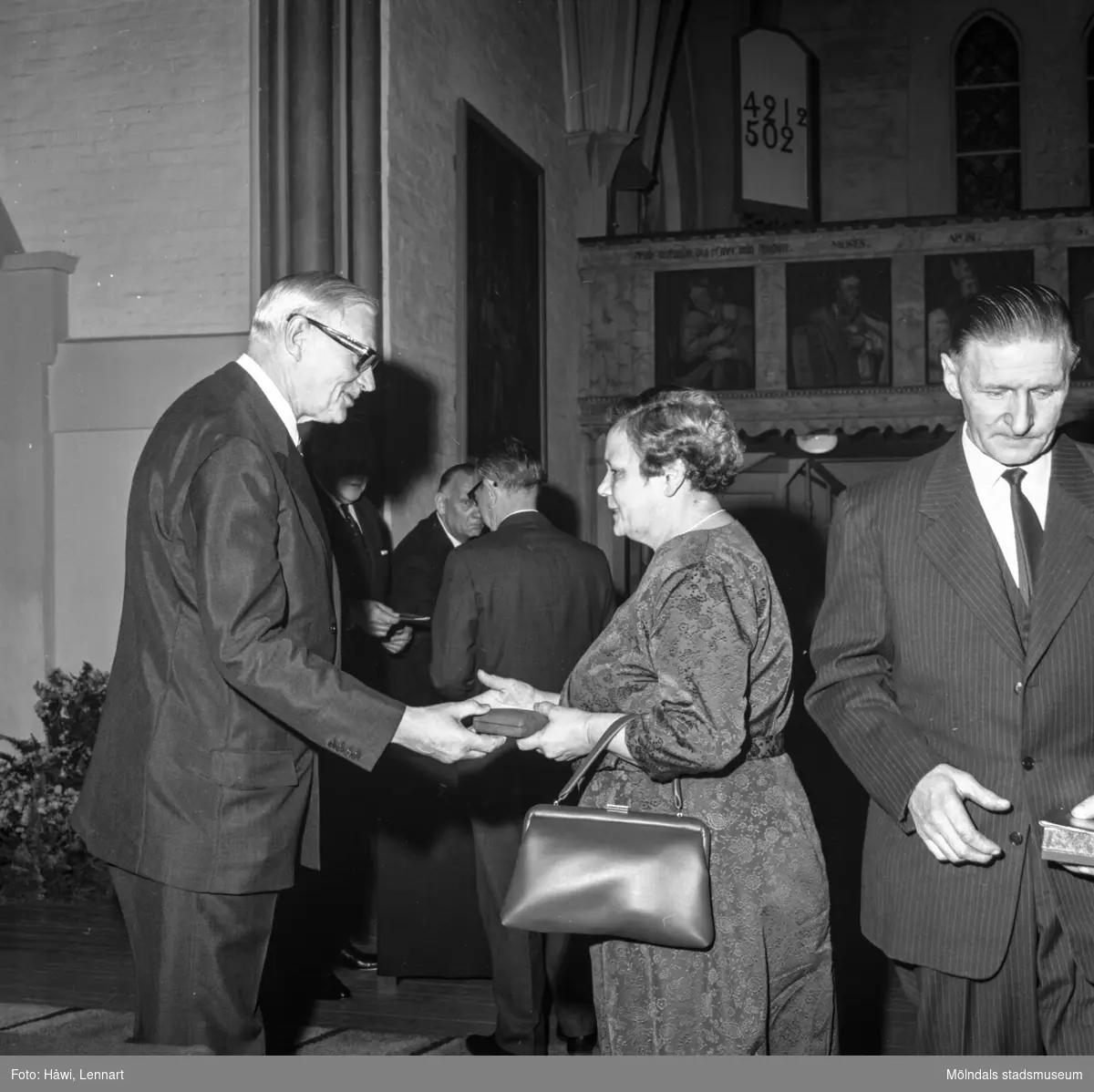 Utdelning av pappersbruket Papyrus minnesgåva 1965. Mölndals kyrka, 9/11 1965